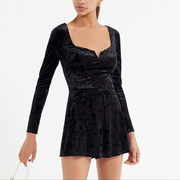 NWT Urban Outfitters velvet sweetheart long sleeve black romper Size Small - Picture 1 of 6
